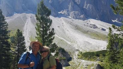 Archivbild: Familie Zinnecker/exb
Franz und Andrea Zinnecker fahren seit 40 Jahren in den Urlaub nach Südtirol. Dieses Foto entstand 2019 vor der Kulisse der Geislerspitzen.