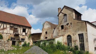 Bild: bl
Wer durch den wieder freigelegten Torbogen des Thammer-Anwesens schreitet, entdeckt im Hinterhof noch eine ganze Reihe malerischer Bauwerke, die durch ein Kellersystem verbunden sind.