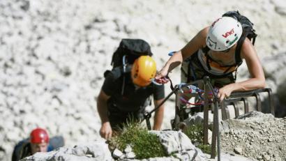 Symbolbild: Tobias Hase/dpa
Klettersteige liegen im Trend – wichtig ist eine vernünftige Selbsteinschätzung.