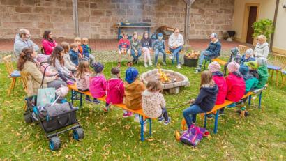 Bild: Hans Walter/exb
Eltern und Kinder lauschten den Lagerfeuergeschichten im Pfarrhof in Kastl.