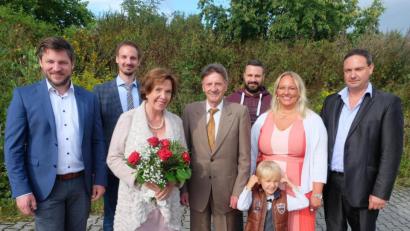 Bild: ohr
Margret und Konrad Mauderer (Bildmitte) feierten mit ihren drei Söhnen (hinten von links) Kilian, Philipp und Fabian (rechts) mit Ehegattin Kerstin und Sohn Felix die Goldene Hochzeit. Bürgermeister Peter Neumeier (links) überbrachte die Glückwünsche für den Markt Schwarzenfeld.