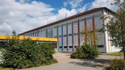 Bild: gi
Zum Nulltarif wird die Grundschule Moosbach mit Lüftungsgeräten ausgestattet um die Corona-Pandemie einzudämmen. Glück für die Kinder, denn nur durch den Staatszuschuss und die Spende eines örtlichen Vereins können sie geschützt werden.