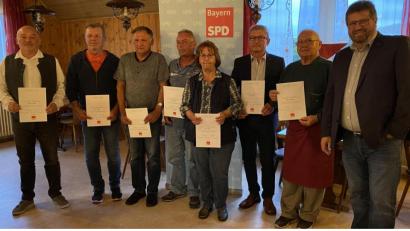 Bild: Georg Söldner/exb
Der SPD-Ortsverein Rieden-Vilshofen ehrt langjährige Mitglieder (von links): Gerhard Schnabel, Otto Schötz, Alois Flierl, Richard Holler, Maria Holler, Vorsitzender Georg Söldner, Stefan Mesarosch und Bundestagskandidat Johannes Foitzik.