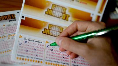 Symbolbild: Monika Skolimowska/dpa
Bei der Lotterie Eurojackpot kann man nun 120 Millionen Euro gewinnen.