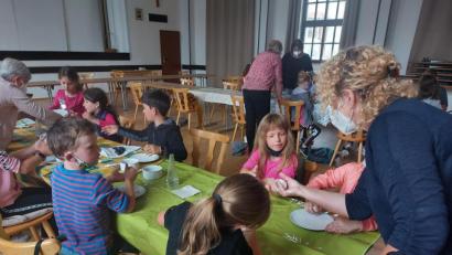 Bild: Sophie Köstler/exb
Beim Ferienprogramm des Frauenbundes durften die Kinder Seifen herstellen. Unterstützt wurde die Aktion von Lisa Rieger.