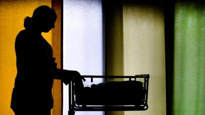 Symbolbild: Arno Burgi/dpa
Eine 30-Jährige, die im Schwandorfer Krankenhaus ein neugeborenes Kind an sich brachte, muss nicht in die geschlossene Psychiatrie.