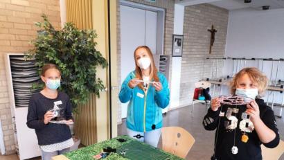 Bild: krb
Fast schon geschafft. Mit großer Kreativität setzten die Kinder die Anleitung um.