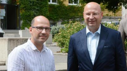 Archivbild: Gabi Schönberger
Thomas Kreuzer (links) wird neuer Schulleiter am Augustinus-Gymnasium in Weiden. Der bisherige Schulleiter, Dr. Ulrich Winter, wechselt nach Nürnberg.