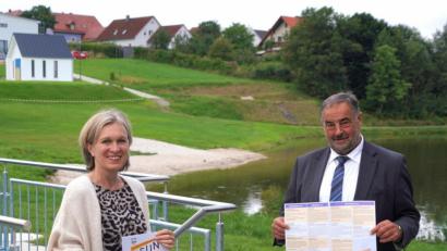 Bild: fvo
"Neun 2727"- Koordinatorin Doris Völkl und Bürgermeister Josef Beimler stellen an der neuen Kneippanlage am Waldthurner Badeweiher das neue "Neun 2727" - Herbstprogramm vor. Der erste Kurs beginnt am 14. September 2021 um 16 Uhr mit dem Thema: "Einführung in das Kneippwesen".