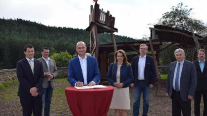 Bild: bnr
Bei seinem Besuch der Jugendherberge in Trausnitz trug sich Heimatminister Albert Füracker ins goldene Buch der Gemeinde ein. Begleitet wurde er (von links) von Bürgermeister Martin Schwandner, Landrat Thomas Ebeling, der CSU-Direktkandidatin Martina Englhardt-Kopf, MdL Alexander Flierl, MdB Karl Holmeier und dem CSU-Ortsvorsitzenden Reinhard Schwarz.