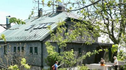 Bild: Dietmar Herrmann
Seit gut zwei Jahrzehnten präsentiert sich das Kösseinehaus im für das Fichtelgebirge einmaligen Kleid aus Lärchenschindeln.