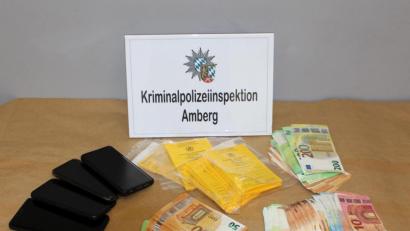 Bild: KPI Amberg
Ein Teil der sichergestellten Gegenstände samt Bargeld.