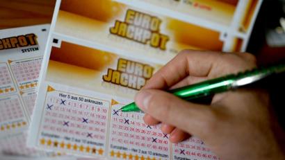 Bild: Monika Skolimowska
Ein Eurojackpot-Lotterieschein aus. Foto: Monika Skolimowska/dpa-Zentralbild/dpa