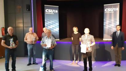Bild: fjo
Der CSU Ortsverband dankt (von links) Johann Lang und Karl Sattler, während Anton Brückner und Josef Neuber (vorne, von rechts) für 50-jährige Treue ausgezeichnet werden.
