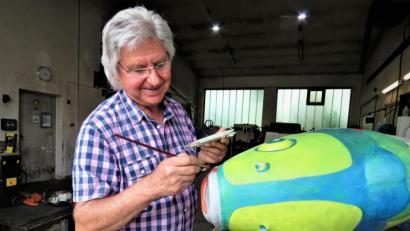 Bild: ubb
De Laufer Karpfen bekommt von Tom Brankovic auf sein neues Maul auch etwas "Lippenstift". Der gehe garantiert nicht mehr ab, sagt Vinzenz Rahn. Er wird den Karpfen mit Autolack versiegeln, sobald die Farben trocken sind.