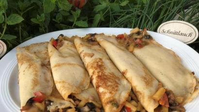Bild:  Michael Schiffer
Mit Äpfeln, Champignons, Schinken, Käse und Paprika sind die Crêpes gefüllt.