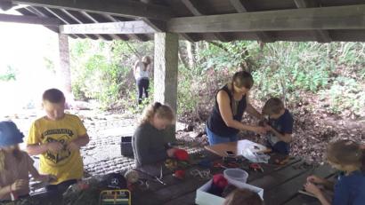 Bild: gi
Aus gesammelten Natur-Materialien wurde mit viel Freude und Elan mit Referentin Steffi Zimmet gewerkt.