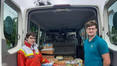 Bild: Daniel Sertl/exb
Florian Oeh (rechts) aus Neukirchen, der im BRK-Kreisverband Amberg-Sulzbach die Jugendarbeit leitet, und sein Stellvertreter Julian Stefandl aus Auerbach brachten die Schulstartersets zu einer Sammelstelle in der Nähe von Regensburg.