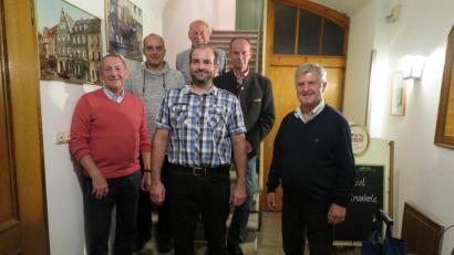 Bild: jzk
Sie bestimmen für die nächsten drei Jahre die Geschicke der Fischhältergemeinschaft (vorne, von links): Alois Bayer (Kassenprüfer), Josef Kormann (Erster Vorsitzender), Josef Ponnath (Zweiter Vorsitzender). Weiter auf dem Bild sind (hinten, von links) Wolfgang Bauer (Kassenprüfer), Gerhard Daubenmerkl (Kassier) und Sebastian Wedl (Kassenprüfer).