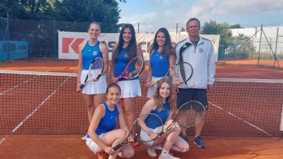 Bild: lym
Die Spielerinnen Katrin Drechsel, Verena Bauer, Vanessa Gleißner, Madeleine Böhm, Alenka Zibova mit Drittem TCW-Vorsitzendem Otmar Schröpf (von links).