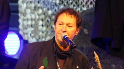 Archivbild: Holger Stiegler
Hans-Jürgen Buchner in seinem Element bei einem früheren Auftritt auf der Luisenburg: Am Montag und Dienstag spielt Haindling ebenfalls auf der Felsenbühne.