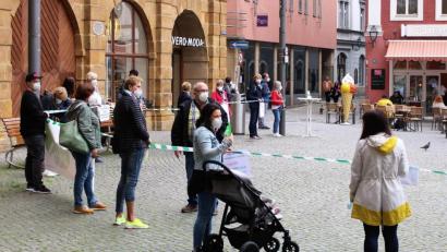 Bild: Dagmar Williamson
Eine Menschenkette um die Ecke: Pflegekräfte beim "Dienst-Tag" als stiller Protest.