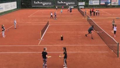 Bild: Thomas Benner/exb
Gewusel auf dem Tennisplatz des TC Windischeschenbach beim Ferienprogramm.
