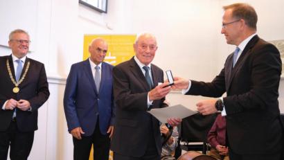 Bild: Hirsch
BLSV-Präsident Jörg Ammon (rechts) verlieh dem langjährigen Sportfunktionär Hartmut Schweitzer (Zweiter von rechts) die Verdienstnadel in Gold mit Brillanten. Oberbürgermeister Andreas Feller und der Präsident des Bayerischen Leichtathletikverbandes, Gerd Neubauer (von links), gratulierten.