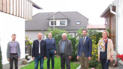 Bild: sei
Über zahlreiche Gratulanten freute sich Altbürgermeister Josef Wittmann (Dritter von rechts an seinem 75. Geburtstag. Unter anderem waren Ulrike Schiller (rechts) und Christoph Müller (Dritter von links) von der CSU gekommen, Bürgermeister Richard Kammerer (Zweiter von links) gratulierte ebenso wie MdL Stephan Oetzinger (Zweiter von rechts). Der Jubilar lebt mit Sohn Johannes (links) und dessen Familie im eigenen Haus.