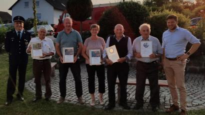 Bild: Martin Schart/exb
Stellvertretender Vorsitzender Martin Schart (links) und Bürgermeister Peter Neumeier (rechts) gratulierten den ausgezeichneten Mitgliedern (von links) Manfred Piehler, Peter Kehl, Angela Frank, Alfred Schart und Huber Schart.
