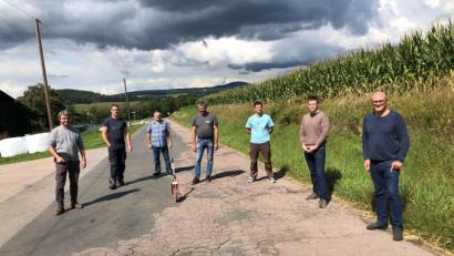 Bild: Anton Köppl/exb
Endlich geht es los: Im Bild Bürgermeister Maximilian Beer (rechts) mit Vertretern des Planungsbüros, der Baufirma und der Verwaltung sowie Anliegern beim Baustart der Maßnahme.