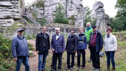 Bild: Mario Rabenbauer/exb
Einen Abendspaziergang zur Burgruine Weißenstein unternahmen (von links) Willibald Reindl, MdB Albert Rupprecht, Reinhold Schraml, Bürgermeisterin Margit Bayer, Monika Greger, Helmut Härtl, Wolfgang Erhart und stellvertretende CSU-Ortsvorsitzende Christine Weidmann.