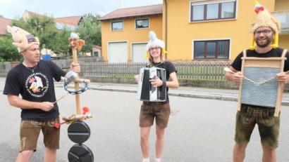 Bild: ohr
Daniel Markgraf, Anna Pröls und Markus Kiener (von links) packten skurrile Gegebenheiten aus der Gemeinde in Versform. Die Gstanzl sind auf der Facebook-Seite der Faschingsgesellschaft zu sehen.