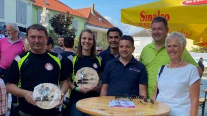 Bild: mor
Zweite Bürgermeisterin Anita Stauber (von rechts), Markus Engelhardt, der Vorsitzende der Grafenwöhrer Wehr Alexander Richter und Thomas Schmidt danken der Grafenwörther Feuerwehr mit Sabine Steinkellner und Kommandant Gerald Heiß für ihre Verbundenheit.