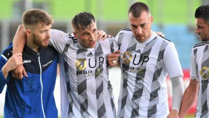 Bild: Büttner, Gerhard
Die bangen Blicke von Josef Rodler (rechts) und Nikola Vasilic war berechtigt: Ihr Sturmkollege Nico Argauer wird der SpVgg SV Weiden wegen einer herausgesprungenen Kniescheibe einige Wochen fehlen.