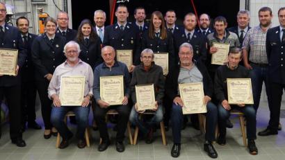 Bild: rab
Die Feuerwehr Ebersbach ehrt langjährige Mitglieder und wählte einen Vize-Vorsitzenden (sitzend, von links): Karl Reuschl, Emmeran Rösch, Georg Seebauer, Josef Lindner und Richard Neiswirth; stehend (von links): Vorsitzender Manuel Lindner, Kreisbrandmeister Michael Iberer, Schriftführerin Kerstin Mägerl, Kreisbrandinspektor Christof Strobl, Kassenverwalterin Karin Dotzler, Zweiter Bürgermeister Thorsten Grädler, Matthias Bauer, Norbert Reuschl, Maria Lindner, Christian Rösch, Zweiter Kommandant Andreas Zwack, Joachim Zwack, Josef Weiß, scheidender Zweiter Vorsitzender Richard Weiß und sein Nachfolger Andreas Weiß sowie Kommandant Wolfgang Rösch.