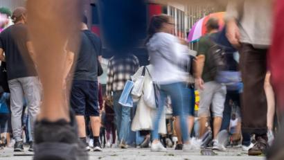 Symbolbild: Frank Rumpenhorst
Nach eineinhalb Jahren Corona-Pandemie fragen sich viele Menschen erschöpft: Wie lange noch?