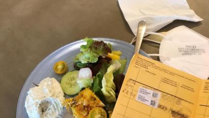 Bild: Gabi Schönberger
Wer in Weiden in einem Lokal etwas Essen möchte, muss entweder geimpft, getestet oder genesen sein. Im Landkreis Neustadt/WN verläuft der Restaurantbesuch noch ohne Nachweis der 3G-Regel.