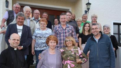 Bild: kro
Rosa Schöner (vorne, Zweite von links) feierte im Familien- und Freundeskreis ihren 80.Geburtstag. Rechts von ihre ihre Freundin Hanka Moracova sowie ihr Sohn Franz Schöner, der Mähringer Bürgermeister, sowie links Pfarrer Armin Maierhofer.