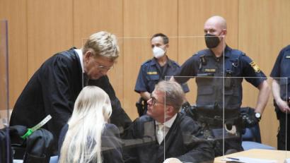 Bild: Gabi Schönberger
Die angeklagte 22-Jährige spricht im Gerichtssaal mit ihren Anwälten. Sie muss ins Gefängnis.