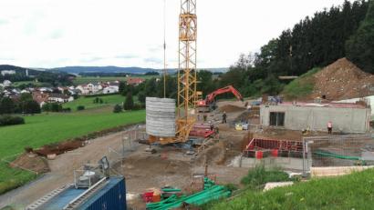 Bild: Portner
Großbaustelle hoch über Oberviechtach: Die Mauern für den Bürotrakt des Wasserwerks stehen bereits; daneben ist die Vertiefung für die zwei Tanks zu sehen.