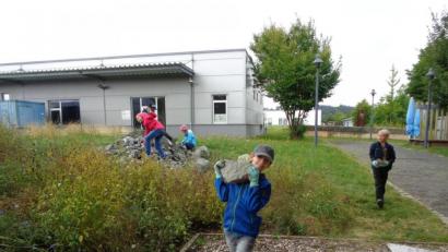 Bild: Andrea Mack/exb
Tatkräftig packten die Jungen und Mädchen beim Bau der Trockenmauer an