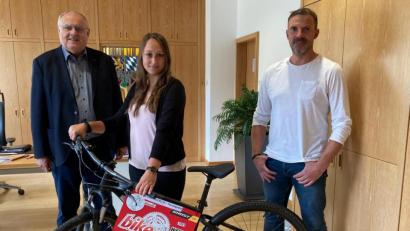 Bild: Stadt Weiden/exb
Gewinnerin Elena Heimerl nimmt ihren Gewinn von Bürgermeister Lothar Höher (links) und Sportbeauftragtem Christian Meiler entgegen.