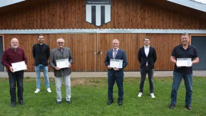 Bild: jr
Mehrere verdiente Mitglieder hat der TSV Konnersreuth ausgezeichnet. Im Bild (vorne, von links) Sportehrenpreisträger Alois Weiß, die neuen Ehrenmitglieder Siegbert Dietz und Max Bindl sowie Ehrenspielführer Markus Neumann zusammen mit dem Vorsitzenden Maximilian Siller (hinten links) und dessen Stellvertreter Christopher Rüth.