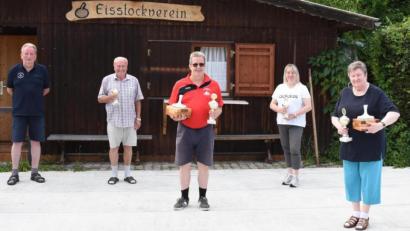 Bild: nag
Strahlende Gesichter gibt es, als die Schnaittenbacher Eisstockschützen ihre Vereinsmeister küren (von links): Birgit Gevater, Vorsitzender Martin Kausler, Alfred Hermann, Herren-Vereinsmeister Horst Zetzelmann, Conni Kausler, Damen-Gewinnerin Elisabeth Menzel und Ulli Linsmeier.