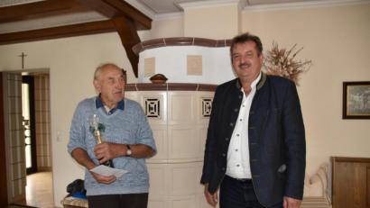Bild: Stadt Schönsee/exb
Karl Winter (links) freute sich über die Glückwünsche der Stadt Schönsee, die Bürgermeister Reinhard Kreuzer überbrachte.