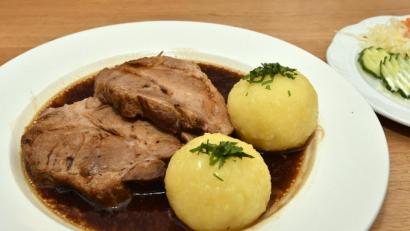 Symbolbild: Petra Hartl
Einfach appetitlich: ein Schweinebraten mit Knödel und leckerer Soße.