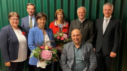 Bild: exb
Ein großes Dankeschön ging an Rudi Hauke (hinten, Zweiter von rechts und Peter Schwanitz (vorne, Zweiter von rechts) und ihre Frauen für die Arbeit im Gemeinderat. „Es war uns eine große Ehre“, sagten beide Geehrten zu ihrem Engagement.