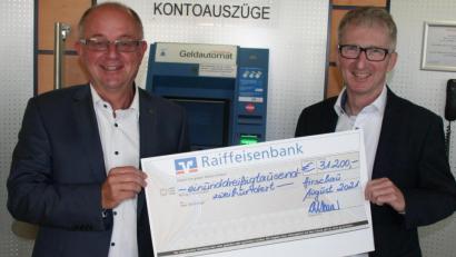 Bild: wfw
Der scheidende Vorstand Norbert Waldhauser (links) und sein Nachfolger Klaus Wild mit dem symbolischen Spendenscheck der Raiffeisenbank Hirschau über einen Betrag von 31 200 Euro.