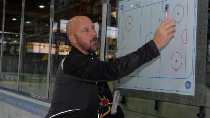 Bild: gb
Sascha Grögor ist neuer Co-Trainer der Blue Devils Weiden. Er assistiert künftig Cheftrainer Sebastian Buchwieser und verantwortet weiterhin die U20-Mannschaft.
